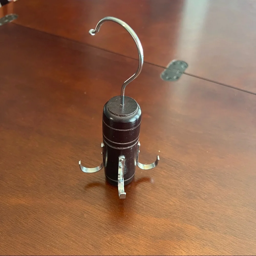 Rotating hanging belt display